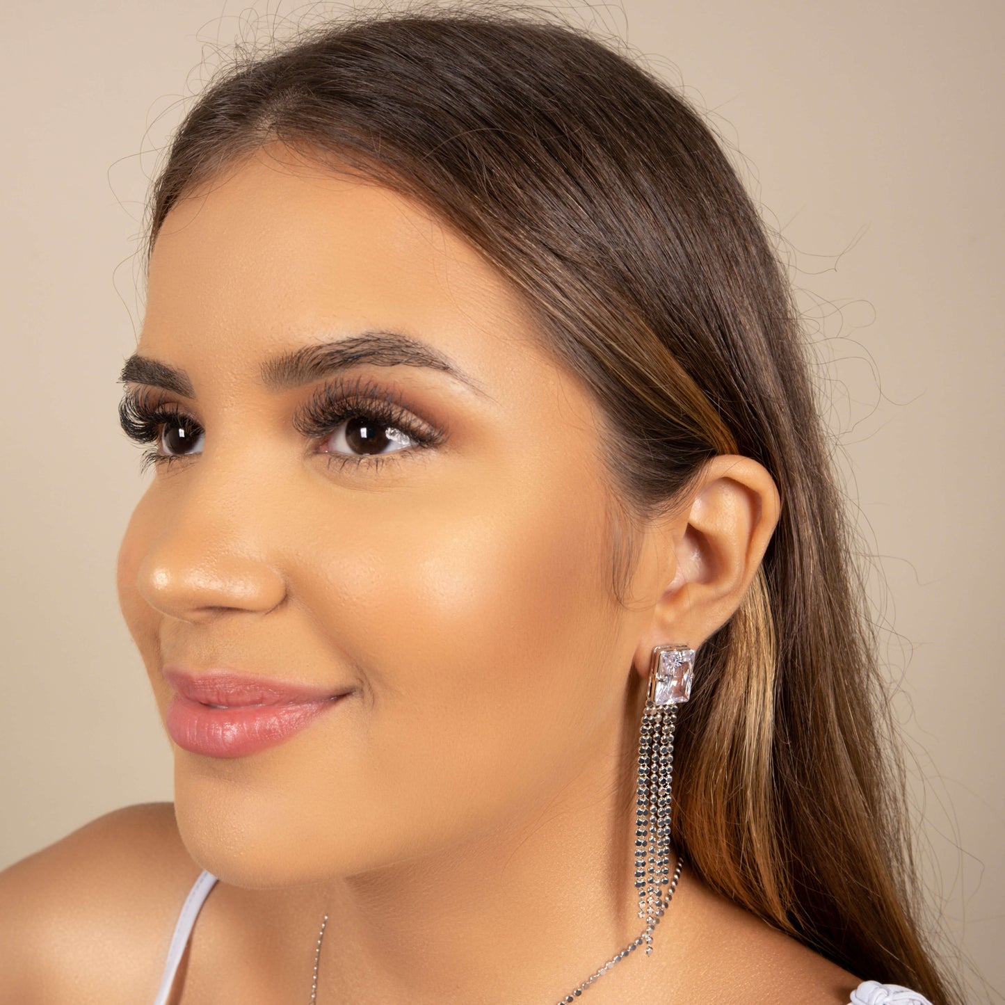 Brinco Retangular Cristal Franja com Plaquinhas Achatadas Banho Branco