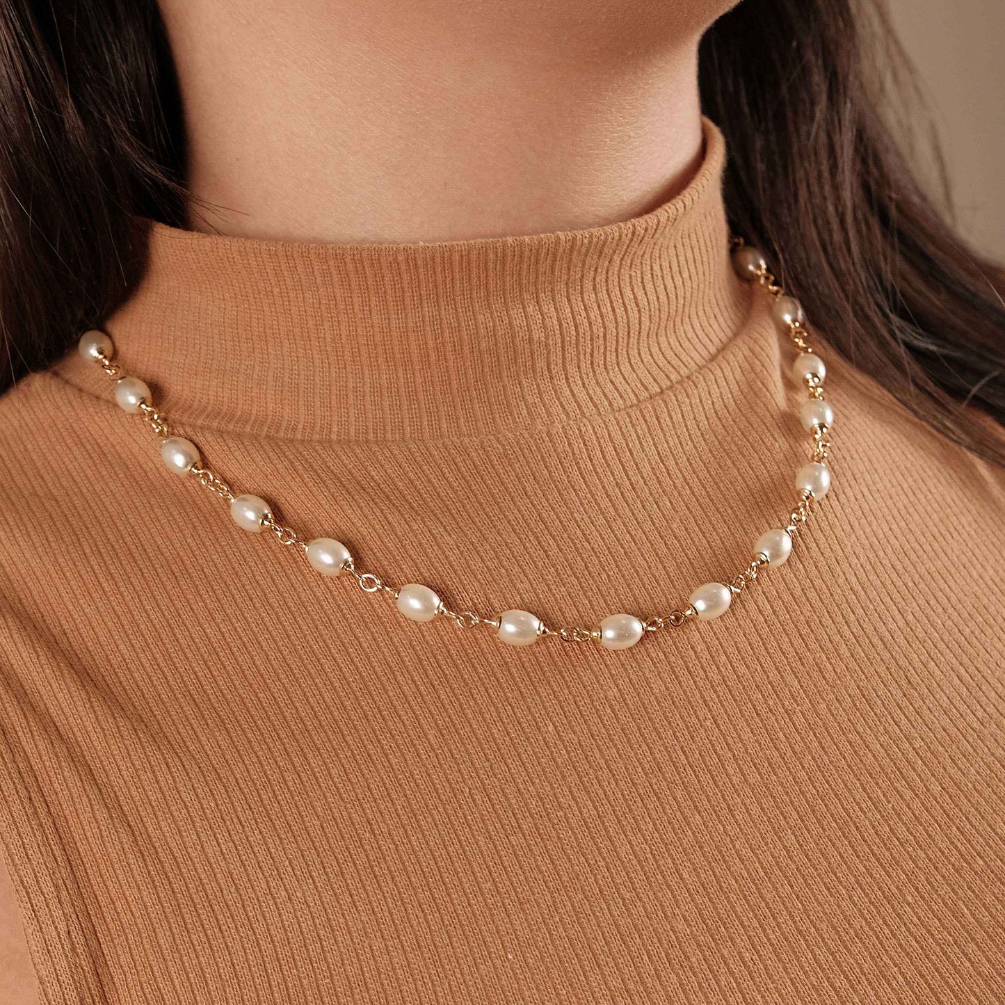Collier ras du cou avec perles ovales plaqué or 18 carats