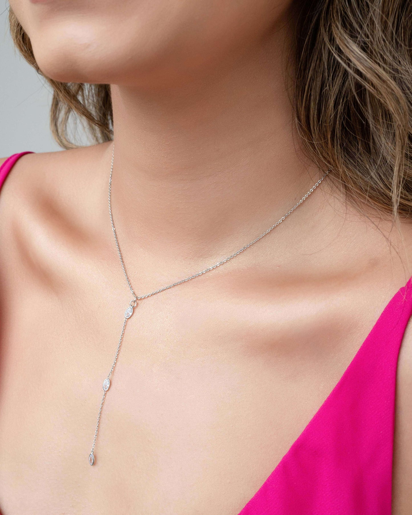 Collier ras de cou American Link avec pois clairs en rhodium blanc