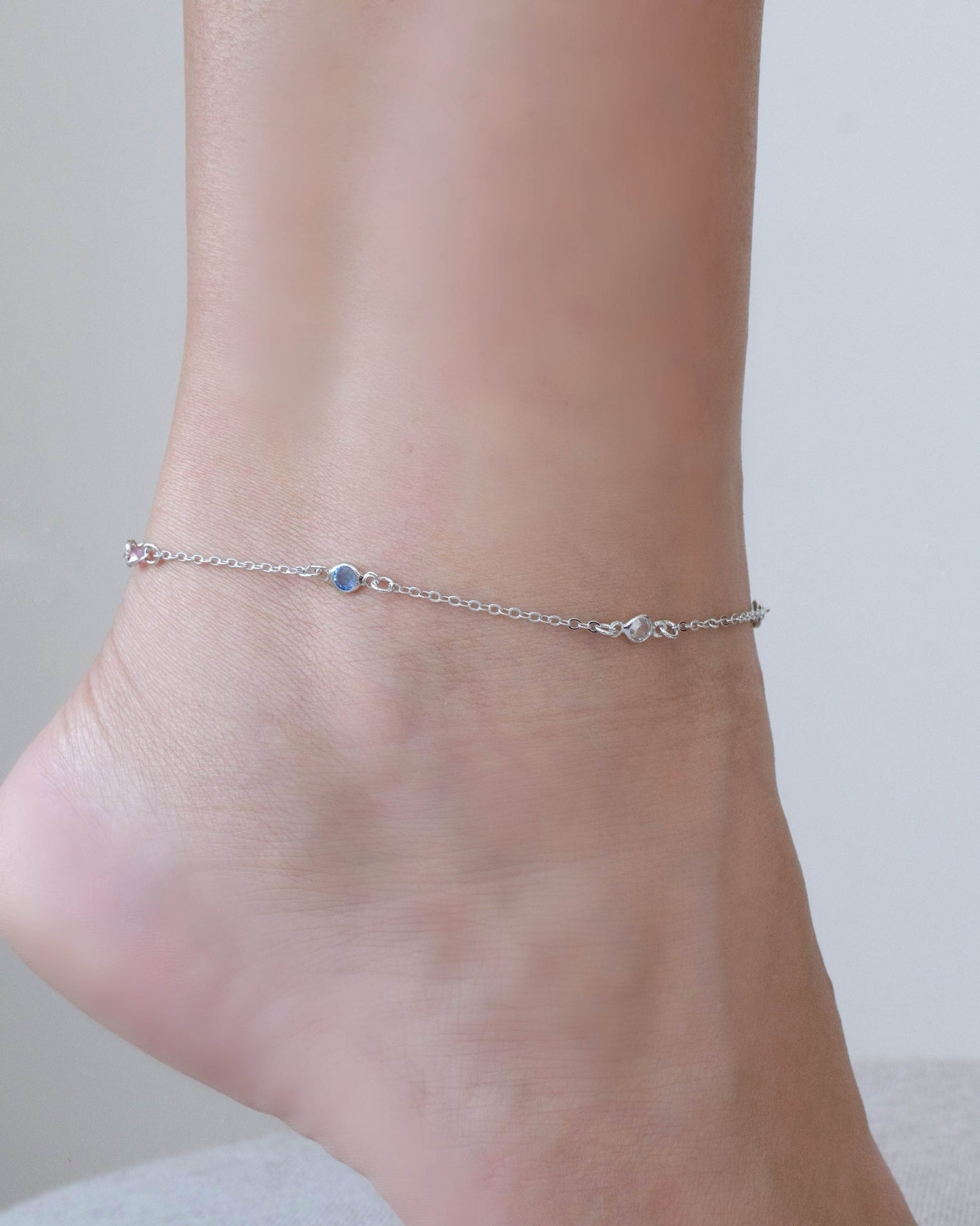 Bracelet de cheville avec points lumineux colorés et bain blanc