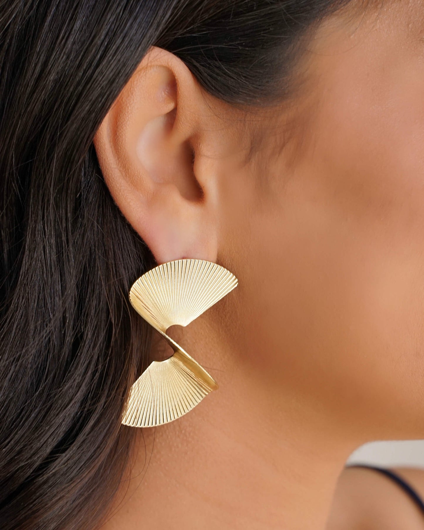 Brinco Torcido Texturizado 5.3 cm Banho Ouro 18K