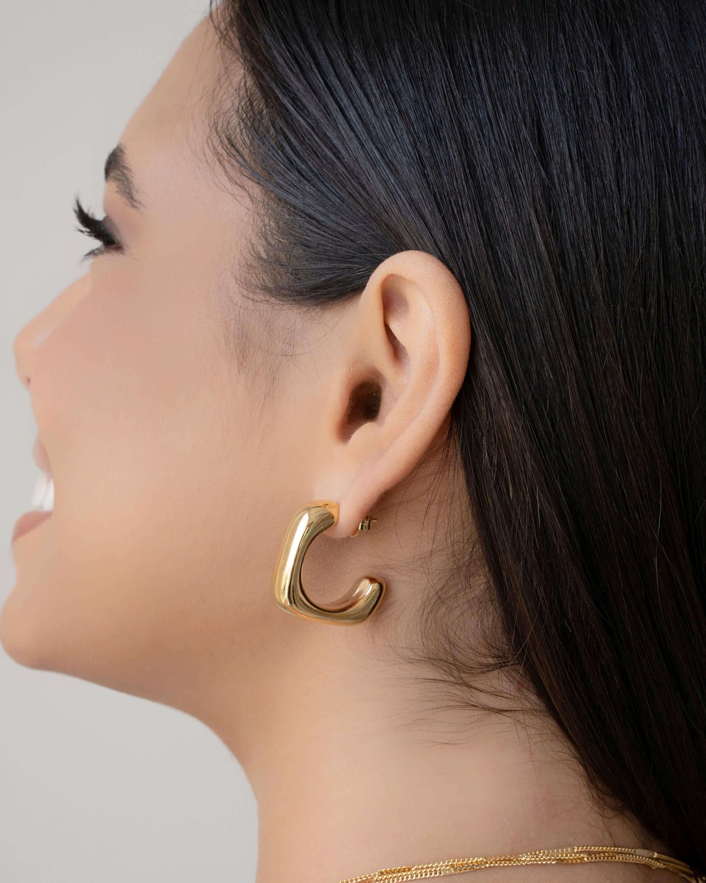 Brinco Argola Lisa Orgânica Gancho 2.8 cm Banhado a Ouro 18K