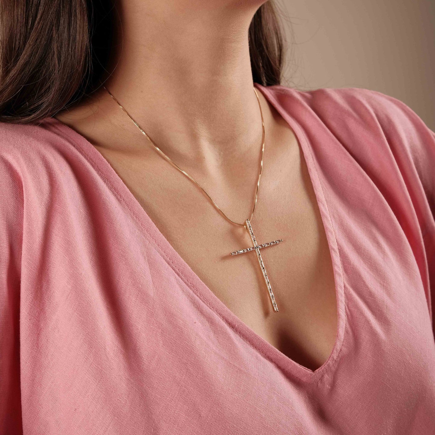 Gargantilha Veneziana Cruz Cravejada Cristal Banho Ouro 18K
