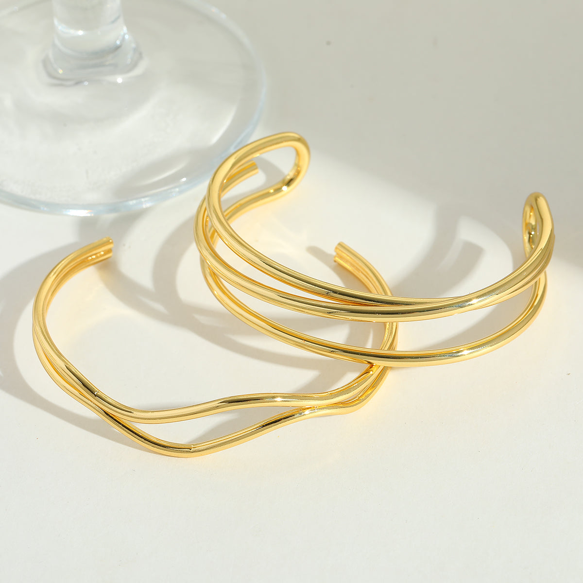 Bracelete linha tripla irregular - aço inoxidável banhada a ouro 18K