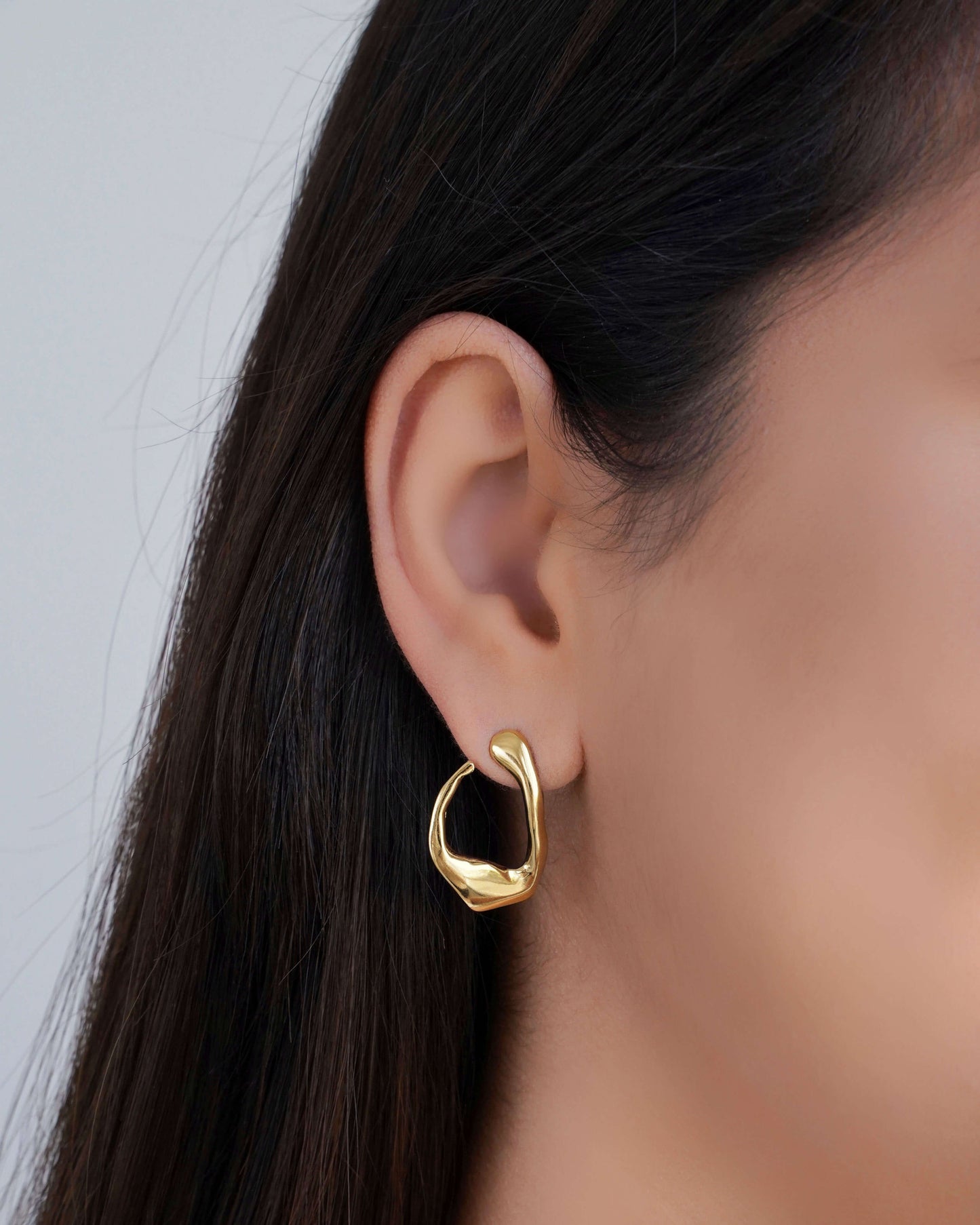 Brinco Orgânico Vazado Liso 2.6 cm Banhado a Ouro 18K