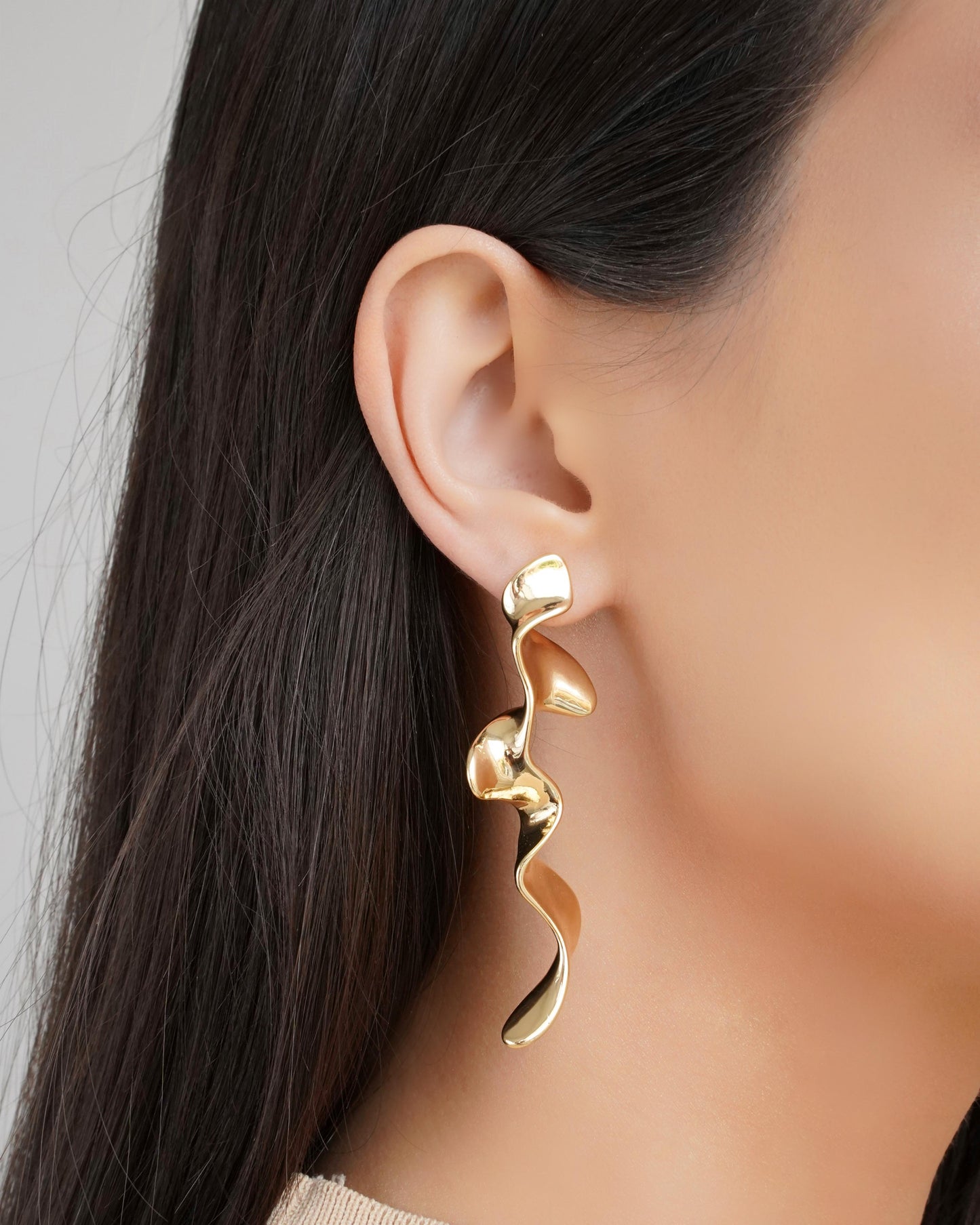 Boucle d'oreille organique lisse 6,9 ​​cm plaqué or 18 carats