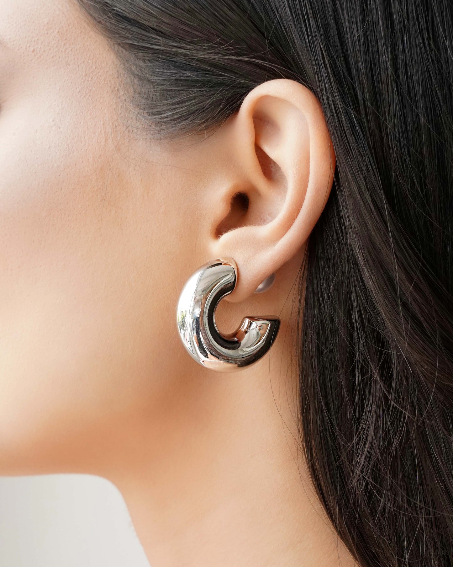 Boucle d'oreille créole tube de bain blanche avec perle - Bijoux