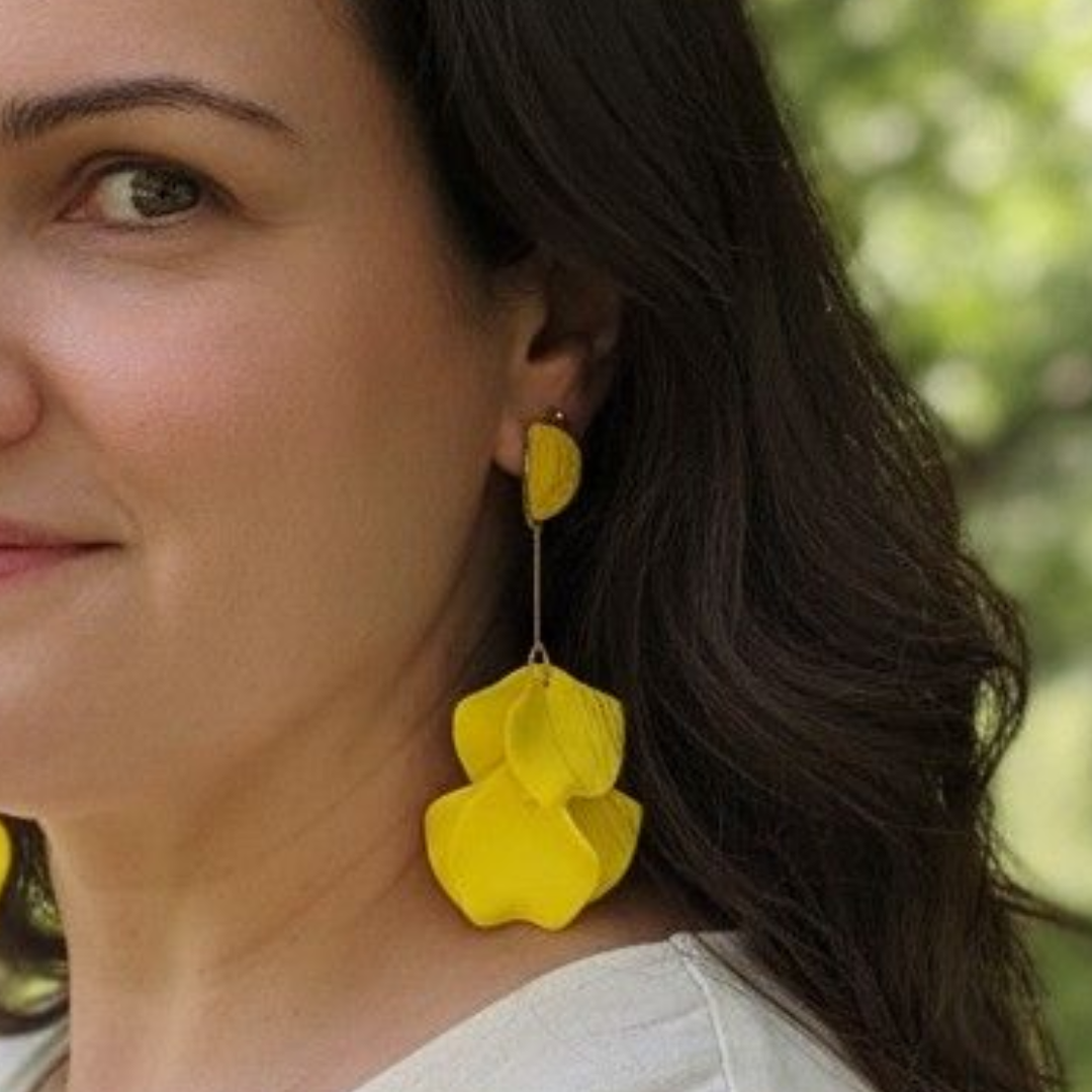 Brincos pétalas de flores em acrílico amarelo