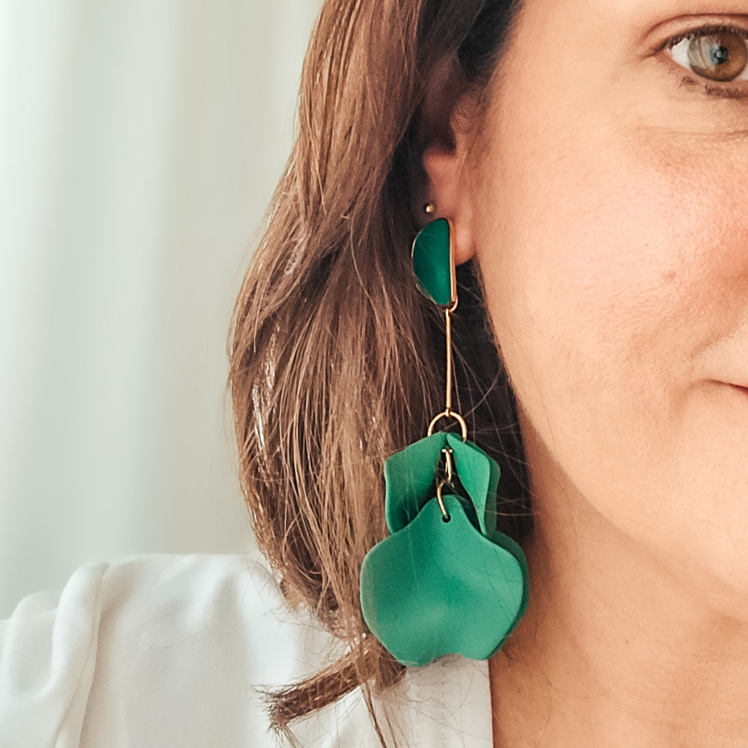 Brincos pétalas de flores em acrílico verde