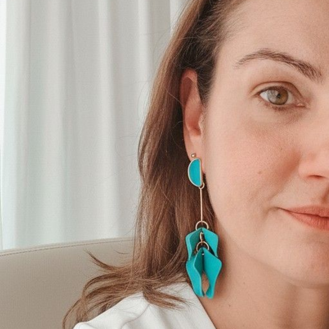 Brincos pétalas de flores em acrílico turquesa